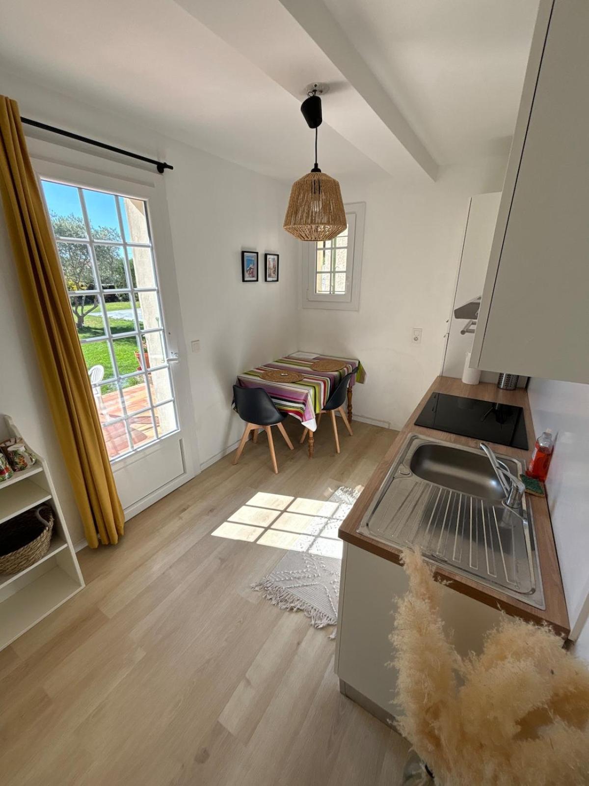 Studio En Provence Avec Piscine La Barben Exterior foto